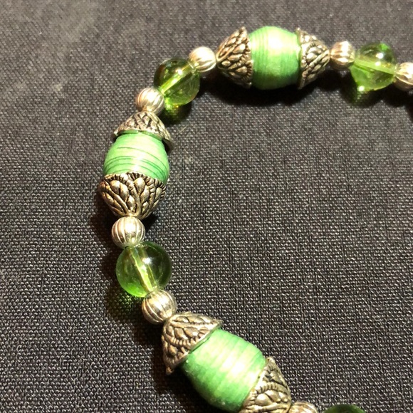 Green and silver colored bracelet - Picture 4 of 6